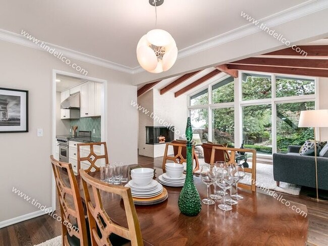 Building Photo - Spacious Mid-Century Modern Home in Counci...