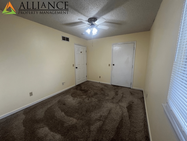 Building Photo - Spacious Rooms & Close to Downtown