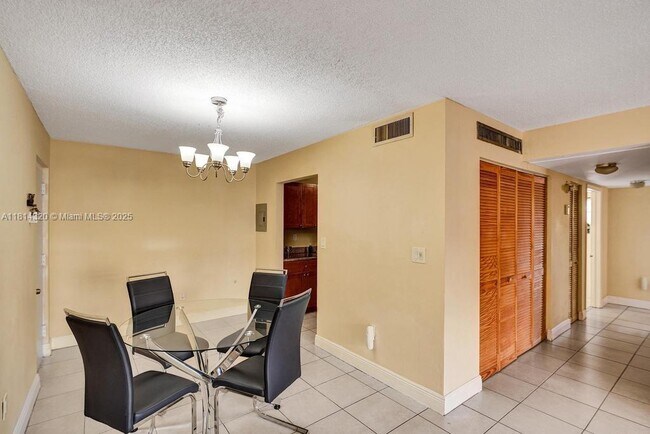 Building Photo - 10804 N Kendall Dr