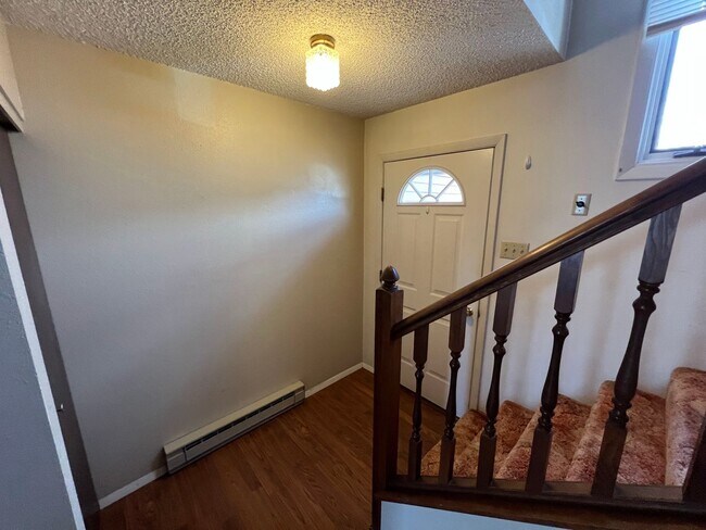 Building Photo - 3 Bedroom, 1.5 Bath Townhome W/ Attached S...