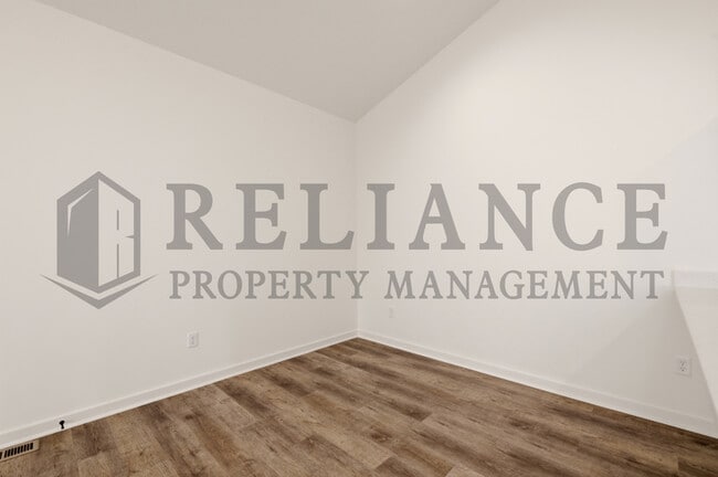 Building Photo - 5249 N Pinecrest Ct