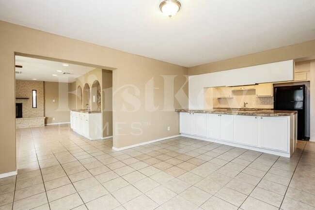 Building Photo - 3742 W Altadena Ave