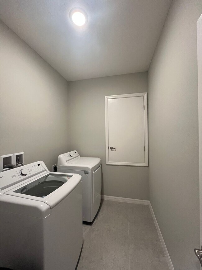 Building Photo - Like-New Lakefront Home in Sawmill Creek