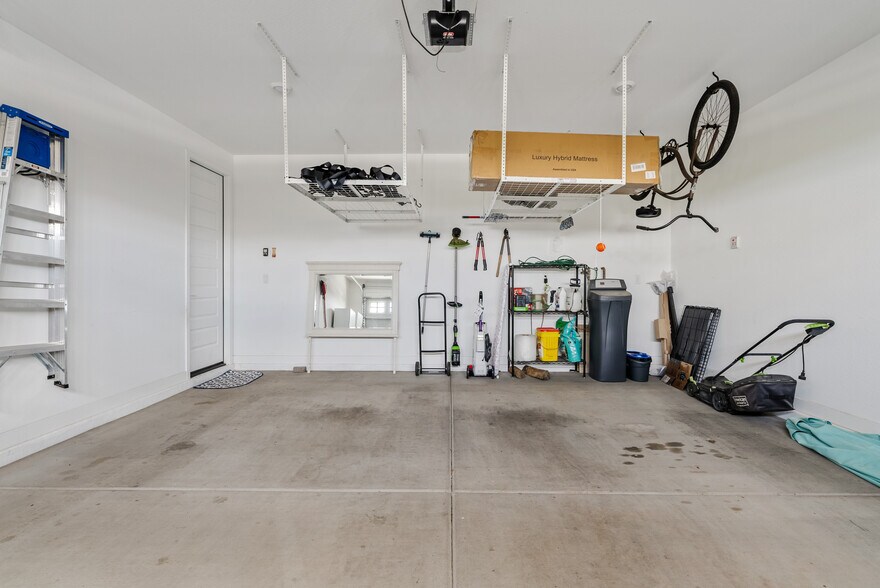 Building Photo - 2204 E Kelly Dr