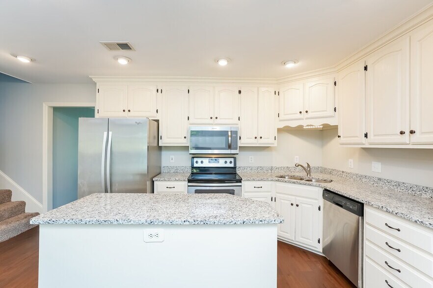 Building Photo - 104 Luna Ln