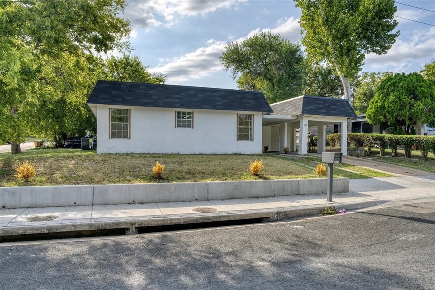 Building Photo - 7205 Grand Canyon Dr