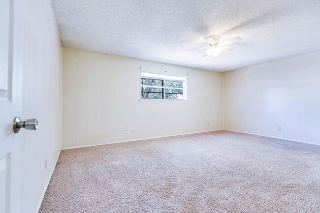 Building Photo - PAY NO SECURITY DEPOSIT! Spacious 3-bedroo...