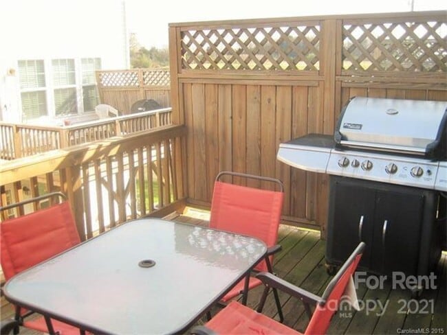 Building Photo - Beautiful three bedroom townhome