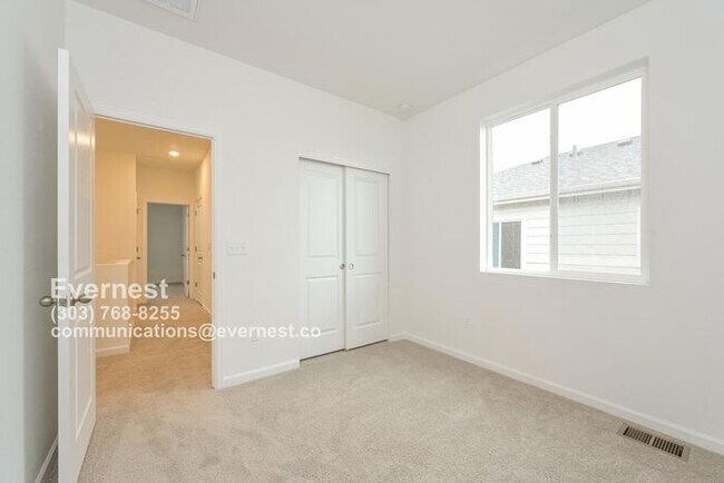Building Photo - Spacious and Stylish Townhome with Prime L...