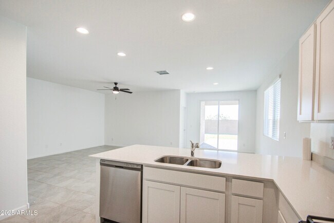 Building Photo - 4205 E Haley Dr