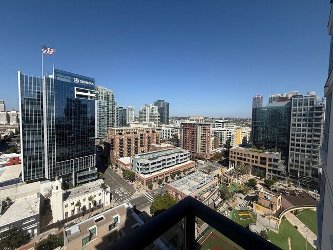 Primary Photo - Upscale 2 Bed 2 Bath with Floor-to-Ceiling...