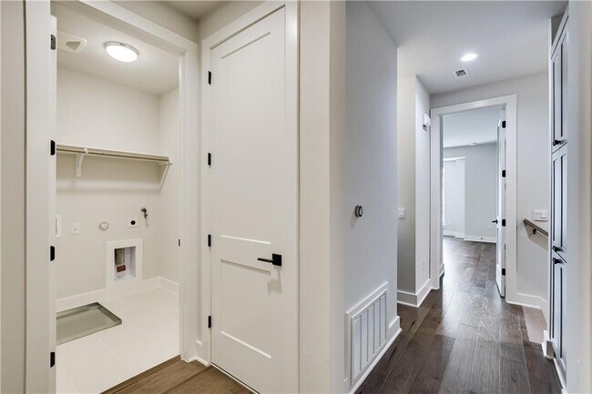 Building Photo - 3905 Vantage Dr