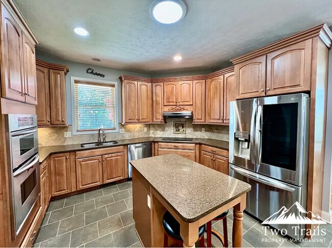 Building Photo - LUXURY MOUNTAIN LIVING IN GATED COMMUNITY