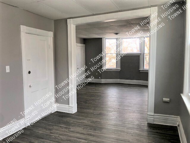 Building Photo - 572 W Utica St