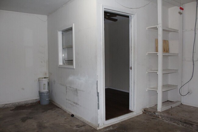 Building Photo - 3 bed 2 bath