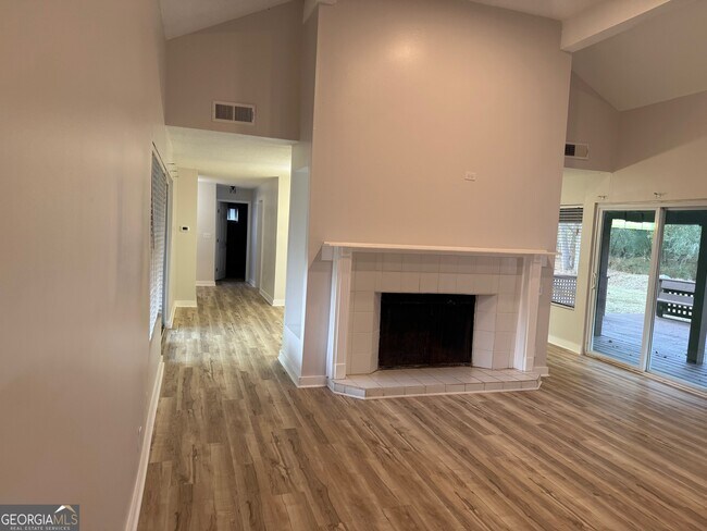 Building Photo - 20 Fairway Ln