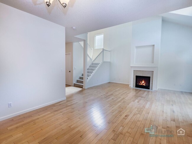Building Photo - Beautiful 3 Bed/3 Bath Home!