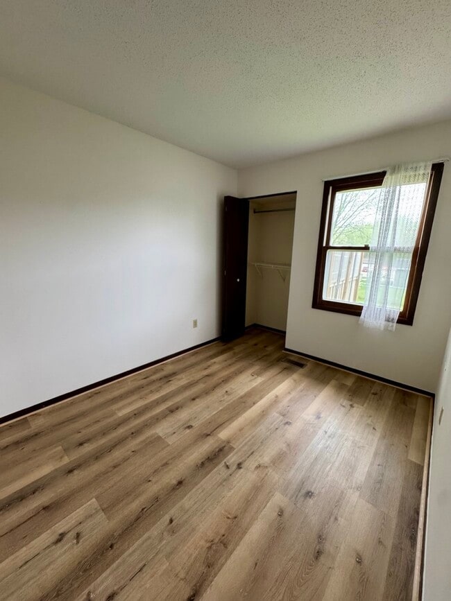 Building Photo - 5556 N Thornwood Ave