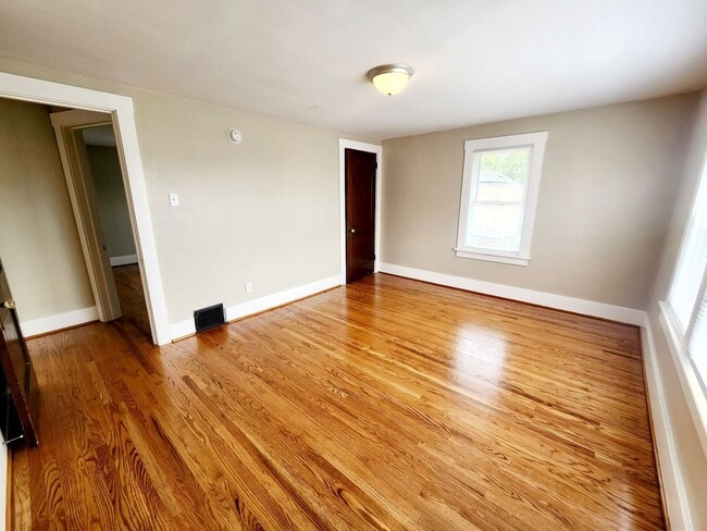 Building Photo - 3 Bed/2 Bath House Located in Suncrest Lawncare included - Available NOW