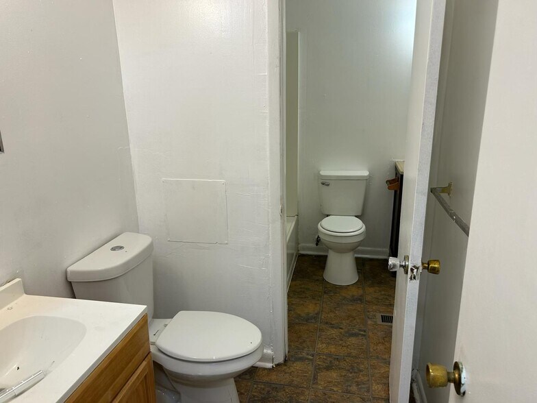 Building Photo - 2336 Lake Ave