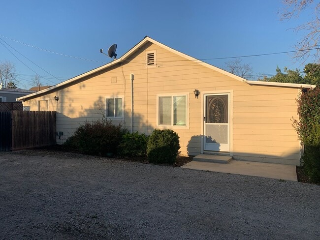 Building Photo - Remodeled 2 Bedroom 2 Bath in Great Location!