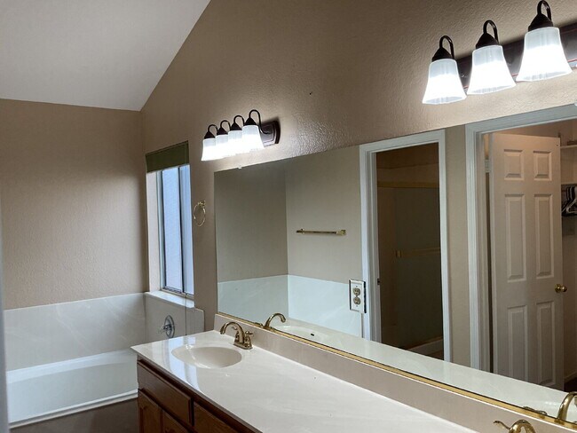 Building Photo - 516 Carrigane Way