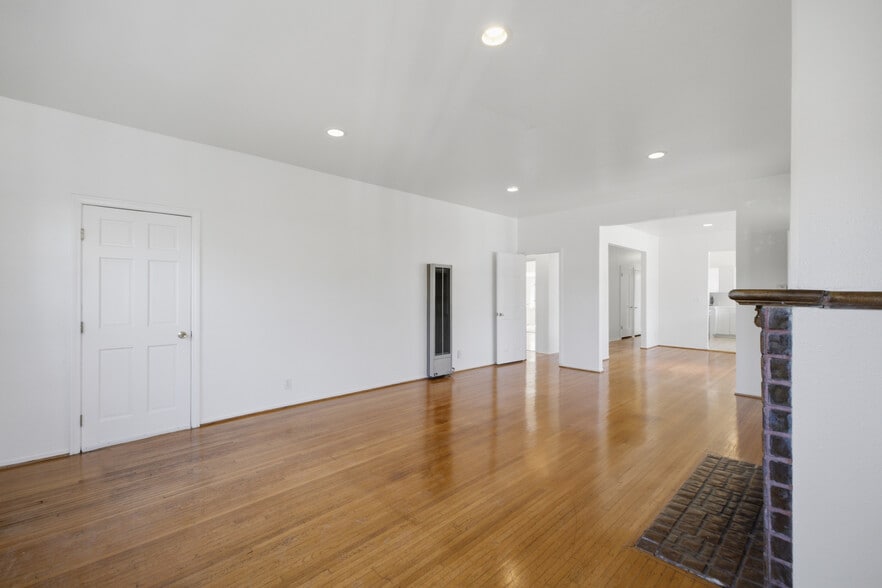 Building Photo - 1097 S Orange Dr