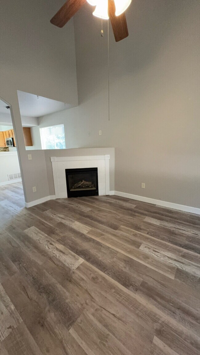Building Photo - 4 bedroom - Montero