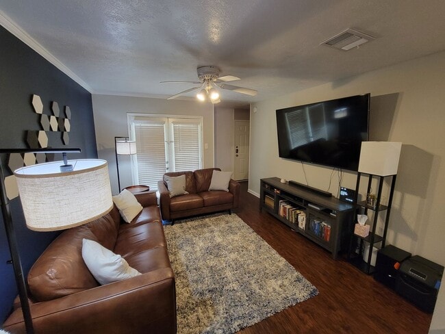 Building Photo - College Station - Cozy 2 Bedroom 1.5 Bath Condo for Lease