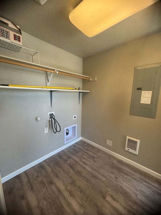 Building Photo - Beautiful 3 bedroom/2 bath tiny home in Co...