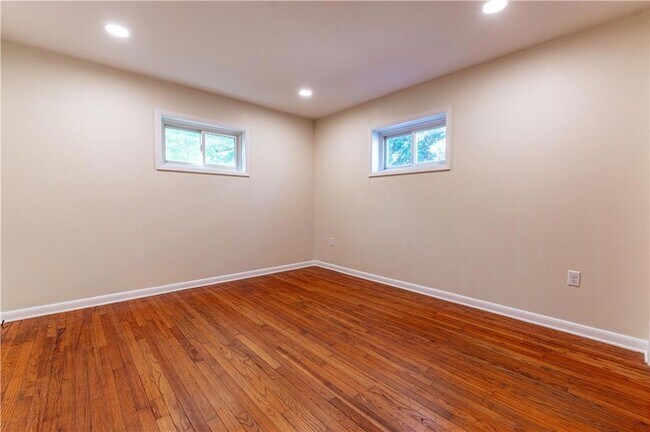 Building Photo - 6350 Robin Ln