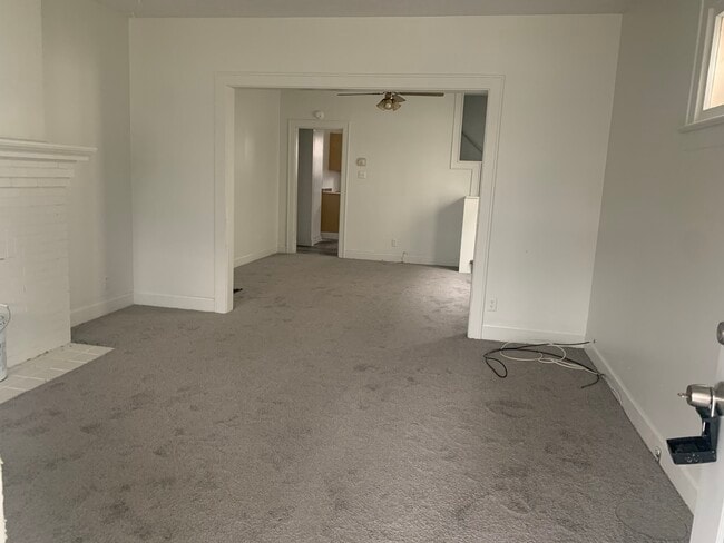 Building Photo - 1084 E 20th Ave