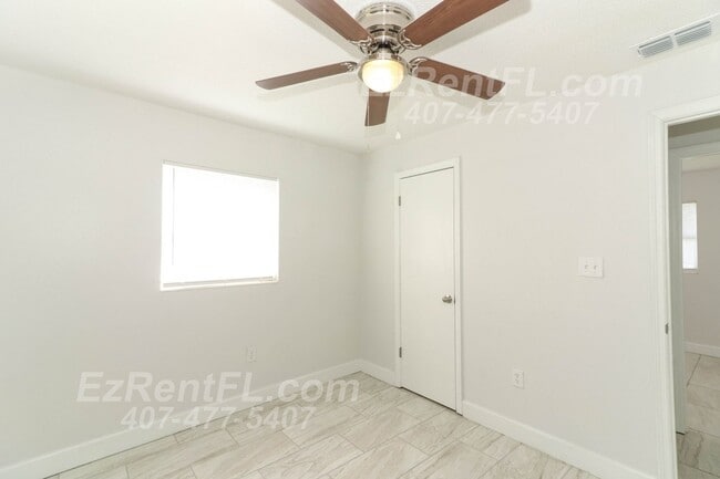 Building Photo - Remodeled 4/1.5 with Large Family Room
