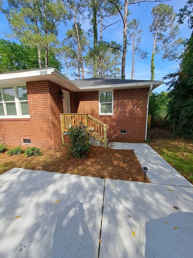 Building Photo - 1450-1452 Brentwood Drive