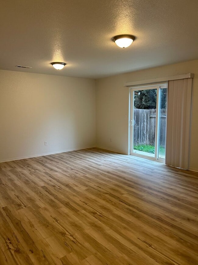 Building Photo - 3 Bedroom 2.5 Bath Duplex