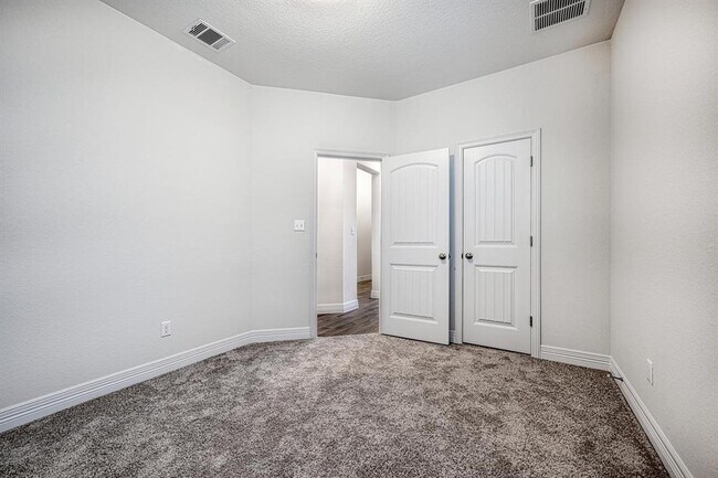 Building Photo - 126 Russet Trl