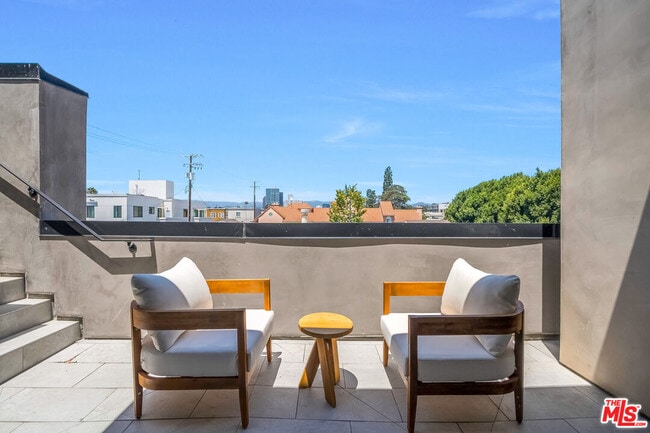 Building Photo - 1859 Barry Ave