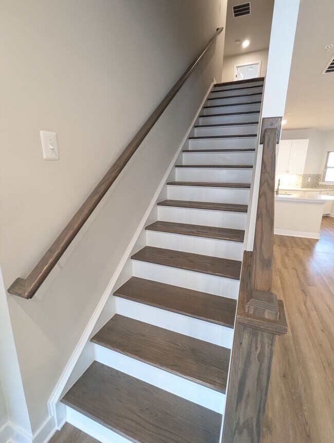 Building Photo - Stunning villa in the Harrison Terrace com...