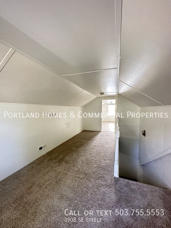 Building Photo - 3908 SE Steele-