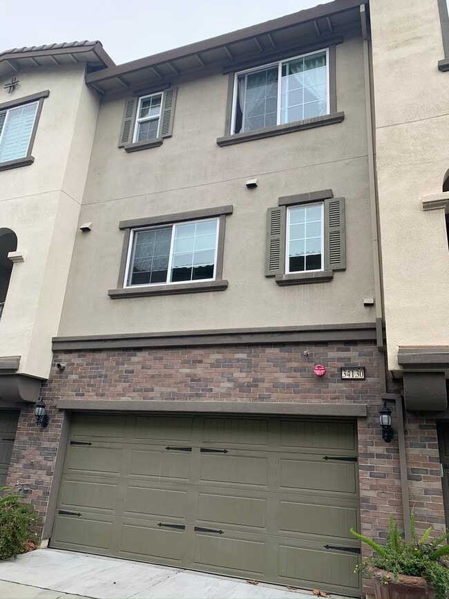 Building Photo - 3 Bed/3 Bath Newer Townhome in Desirable Ardenwood Neighborhood