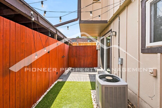 Building Photo - Spacious Townhouse with Washer/Dryer and Central AC