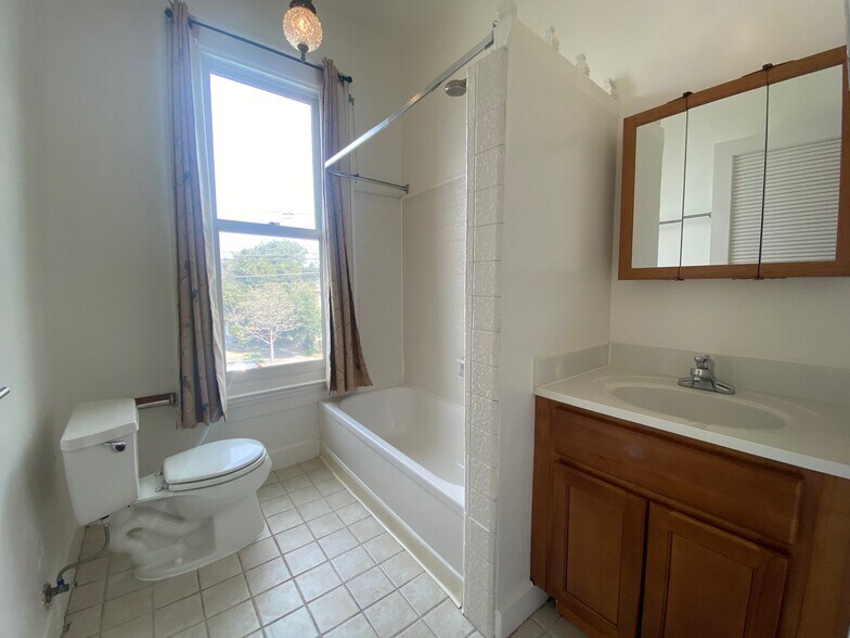 Building Photo - 1626 Santa Clara Ave