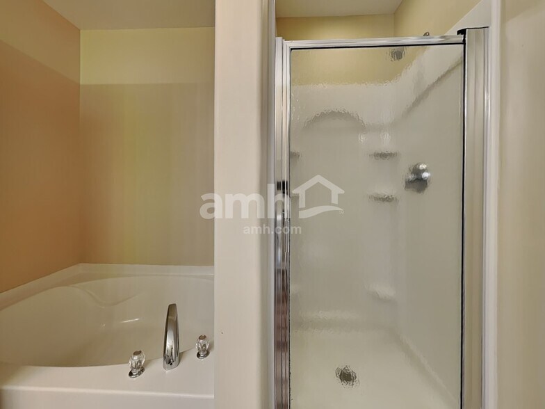 Building Photo - 4 Laurel Ln