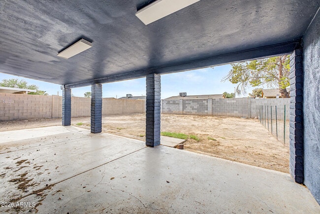 Building Photo - 6944 W Solano Dr N