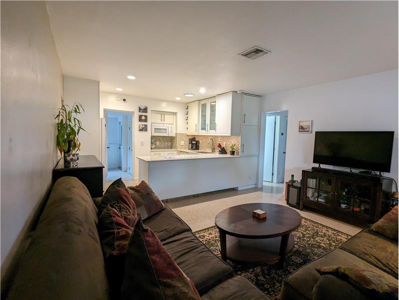 Building Photo - 609 NE 14th Pl