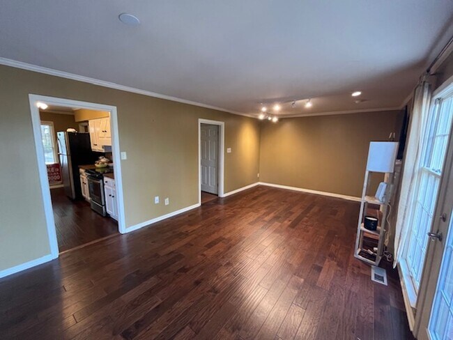 Building Photo - Elegant Colonial Style 2 Bedroom 2 and a half Bathroom Townhome in Little Rock