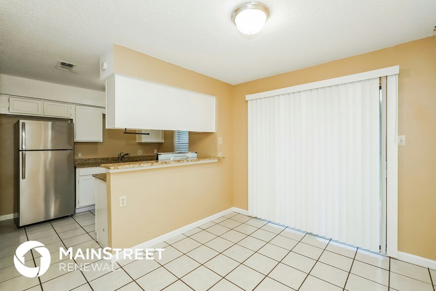 Building Photo - 728 Poe St