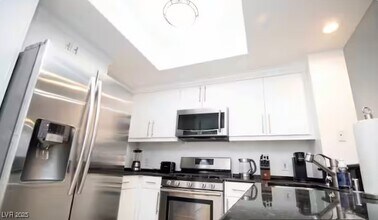 Building Photo - 220 E Flamingo Rd