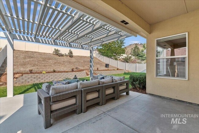 Building Photo - Stunning Home Near Warm Springs!