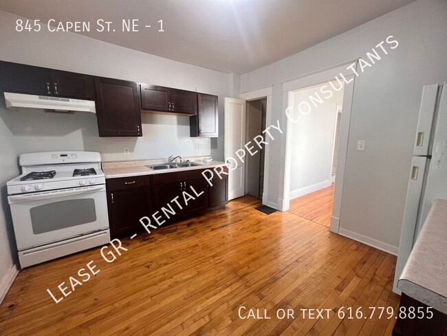 Building Photo - 3 Bedroom Duplex in Grand Rapids! Laundry ...